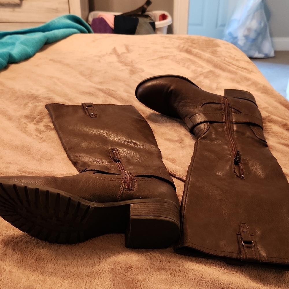 LIKE NEW Stylish Brown Leather Women's Boots